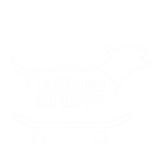 Rambo Staffi – Skeittaava koira -logo. Logossa on koiran Rambon pään, selän ja hännän siluetti ja alla skeittilaudan siluetti sekä keskellä teksti Rambo Staffi kahdella eri rivillä. Logo on yksivärinen.